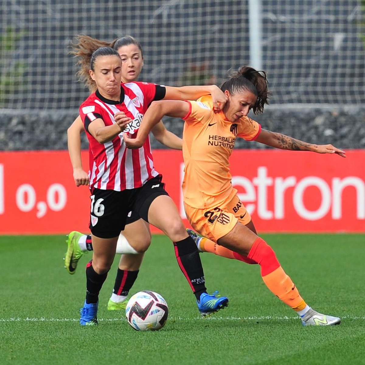 ⚔️ Partida handia Lezaman! 👣 Duelo directo para seguir escalando en la clasificación de la @LigaF_oficial #AthleticAtleti #AthleticClubFem 🦁