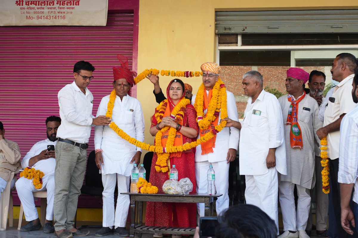 BjpMahimakumari's tweet photo. संसदीय क्षेत्र के गांव ब्यावर खास, मेड़िया, दुर्गावास, भेरुखेड़ा में जनसंपर्क कार्यक्रम के दौरान सभी राजसमंद के परिवारजन से मिले । सब का प्रेम और आशीर्वाद ऐसे ही बना रहे। https://t.co/cBF0qFtKxN