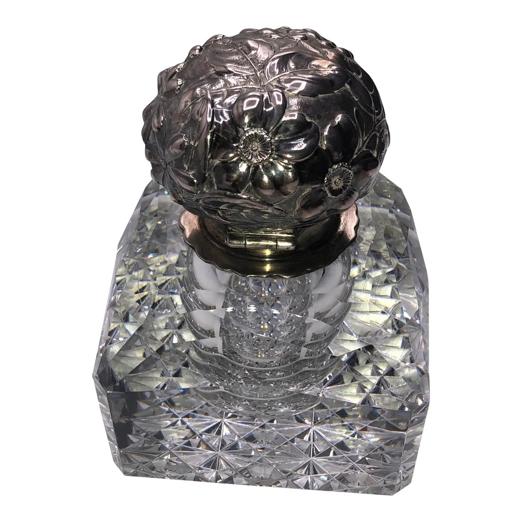 Antique Cut Glass and Sterling Inkwell

l8r.it/IM4m

#antiqueinkwell #englishantiques #inkwell #antiquesterling #sterlingop  #chairish #foundandchairished #antiquerow_dallas #europeanantiques #luxurydecor #antiques #interiordesign #frenchinteriors #antiqueslovers