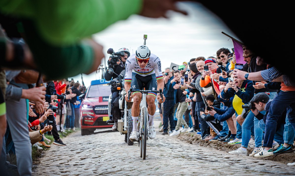 MetropoleLille's tweet photo. 📸 Retour en images sur la traversée du Carrefour de l’Arbre, secteur mythique situé à #Gruson, par les coureurs de @parisroubaix ! 🔥
➡️ Plus d'images sur #Instagram : https://t.co/YjyLQtQwE9
#ParisRoubaix https://t.co/7bXcTuhTyR