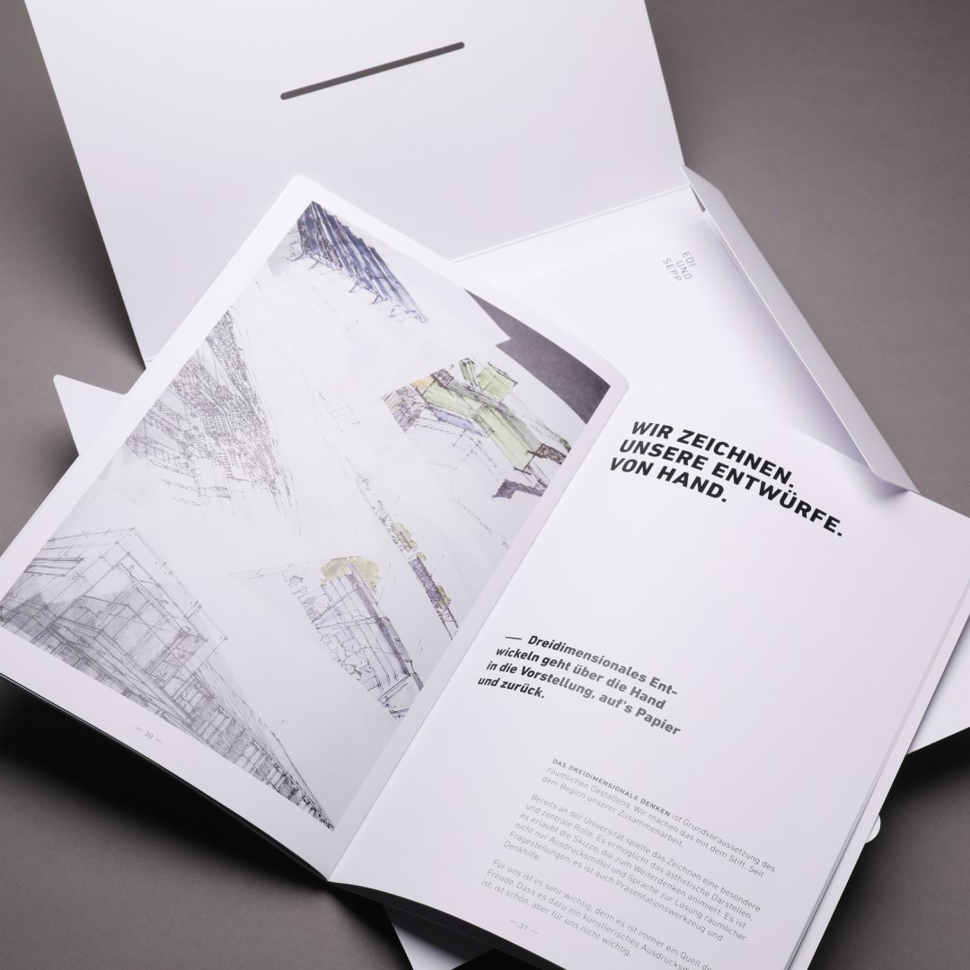 Reduziert und modern. Das Corporate Design der Kolleg:inn von <a href="/langhuggerrampp/">langhuggerrampp</a> trifft klare Aussagen. Gestalteter Weißraum. Typografische Statements. Die Hausschrift Neue DIN als Überarbeitung der DIN Next unterstreicht die klare Linie.

#corporatedesign #wirsindeinteam #schoenes