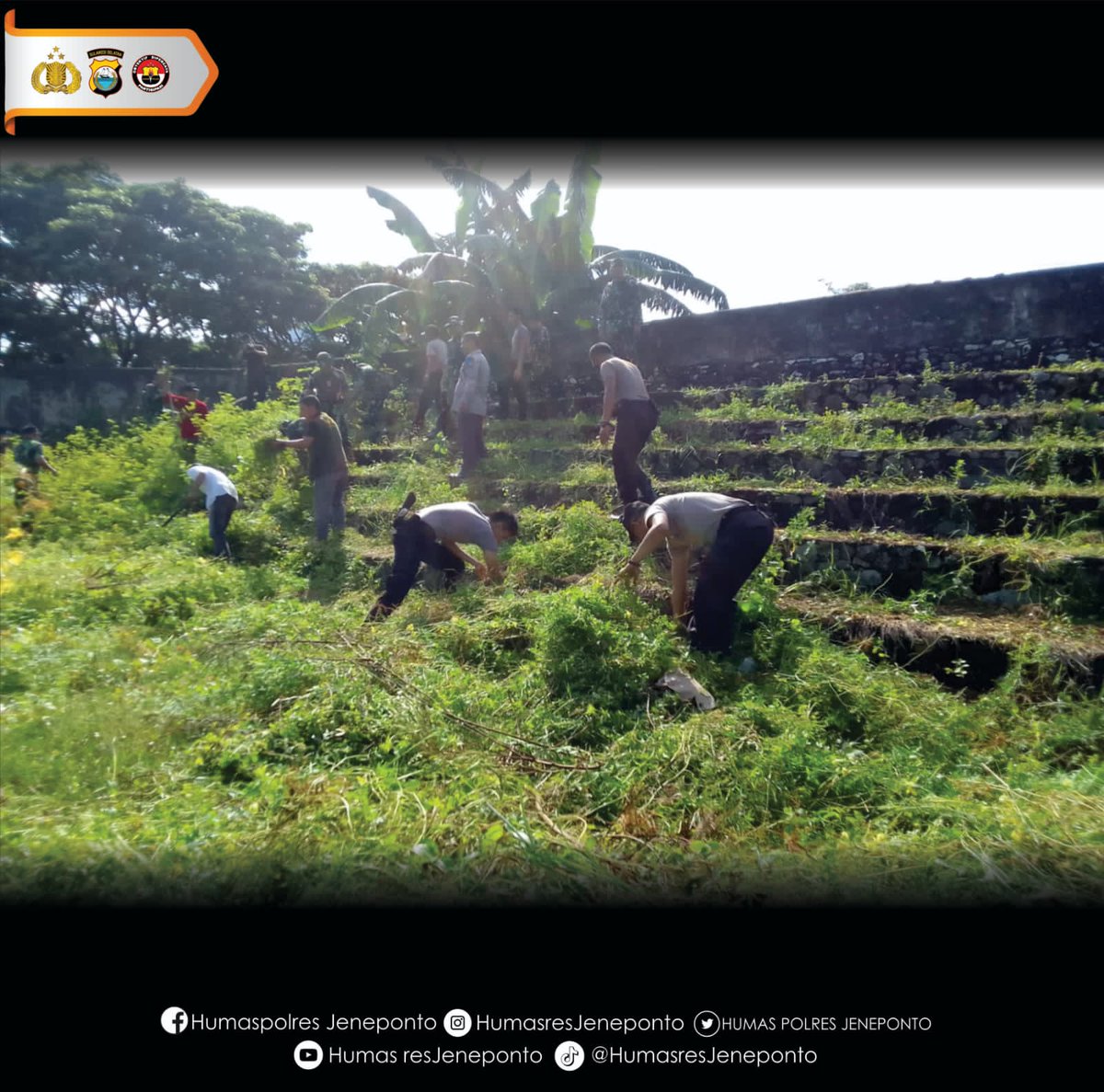 Sinergitas Peduli Lingkungan,  personel Polres Jeneponto, Kodim 1425 Jeneponto dan Dinas Lingkungan Hidup Pemkab Jeneponto bersinergi membersihkan Stadion Mini Turatea Kab. Jeneponto.

#sinergitastanpabatas 
#pedulilingkungan