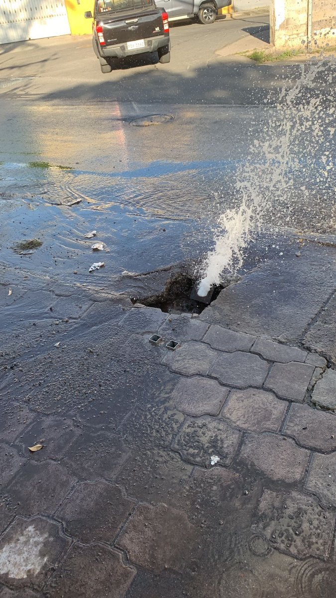 Nicodltz's tweet photo. @aguadequito Hay una fuga tremenda en la Avenida Intervalles desde ayer, hay muchos domicilios y comercios sin agua y nadie nos da solución en la EPMAPS.
Es a la altura de la 5ta transversal.
@pabelml @GADTumbacoEc 
#cuidemoselagua #alguienquenosayude https://t.co/CyYOm3El0U
