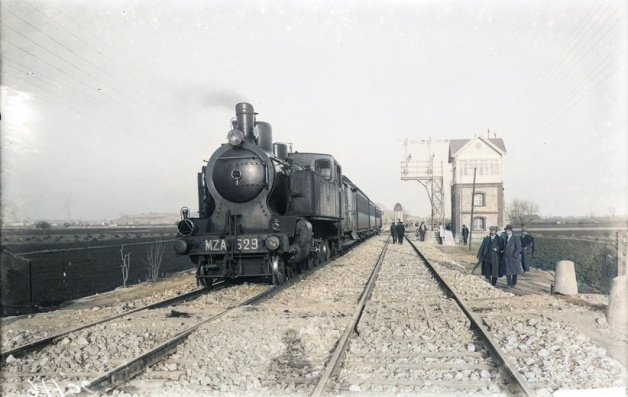La locomotora MZA 629 al seu pas pel Prat del Llobregat.