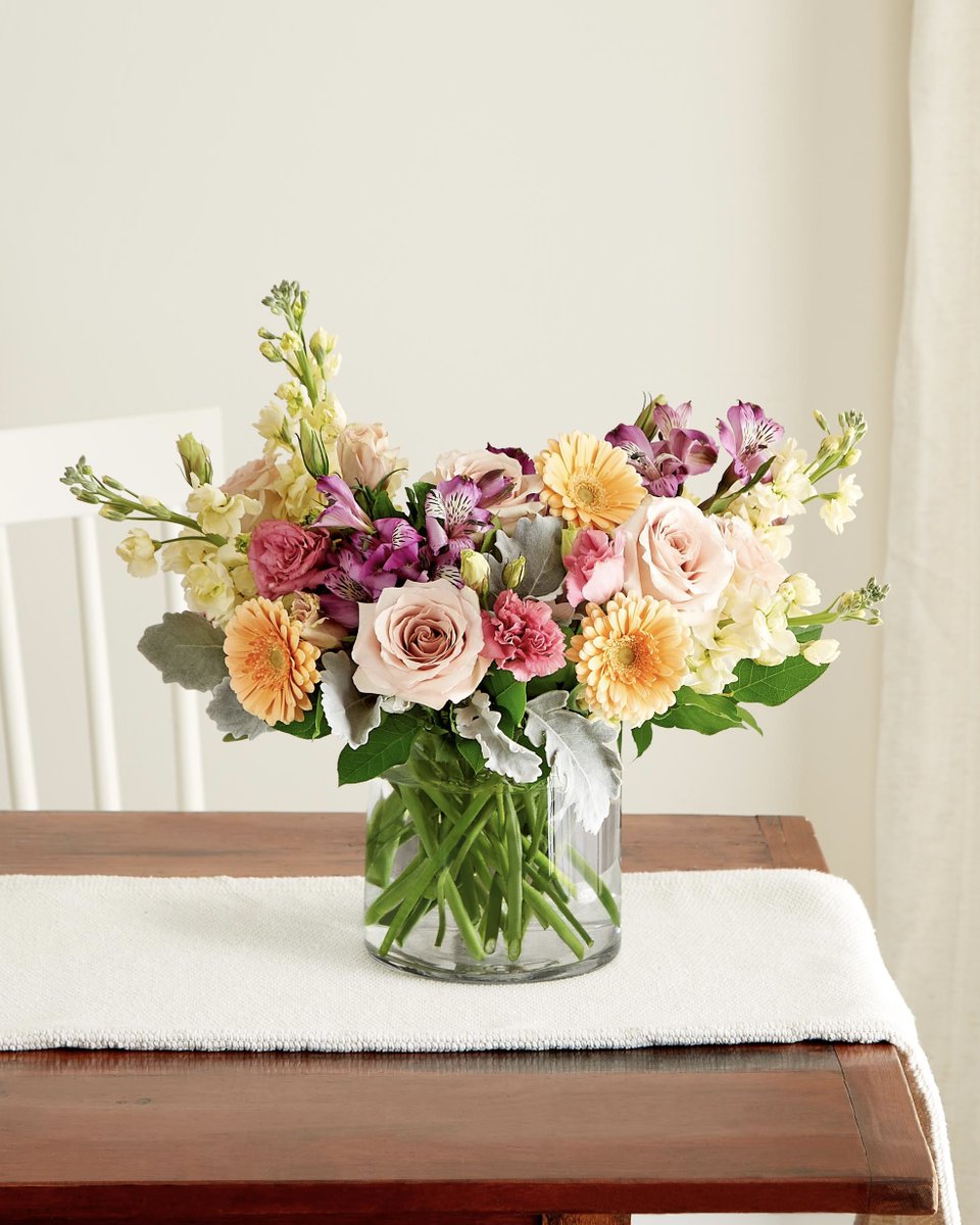 Meet Nature’s Charm 🌼🌸 This new florist-designed bouquet deserves a spot on your Pinterest vision board: bit.ly/3U1lpeC