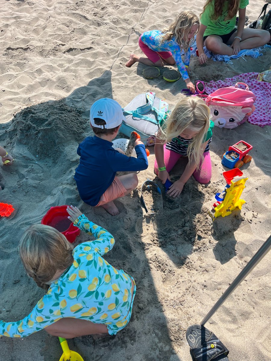 Here comes the sun and look at those happy campers😎! Our 2024 Marine Science Summer Camp welcomes all budding scientists and beach lovers to become part of an unforgettable summer with the Roundhouse Aquarium. Click the link in bio to register @science_near_me #summercamp #beach