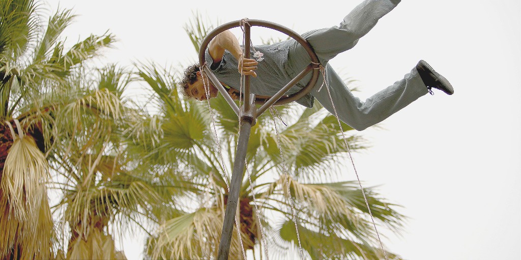 BcnDCultural's tweet photo. Jordi Panareda (#CircPanic) juga, balla i emociona amb 'L’home que perdia els botons', un espectacle que va capgirar la disciplina de la perxa xinesa i que arriba ara al #BcnDCultural.
📍 Aquesta setmana a l'exterior del @ccbarodeviver (12/04). Més info 👉🏼 https://t.co/GitnxGHraL https://t.co/FkwCTdwSQi