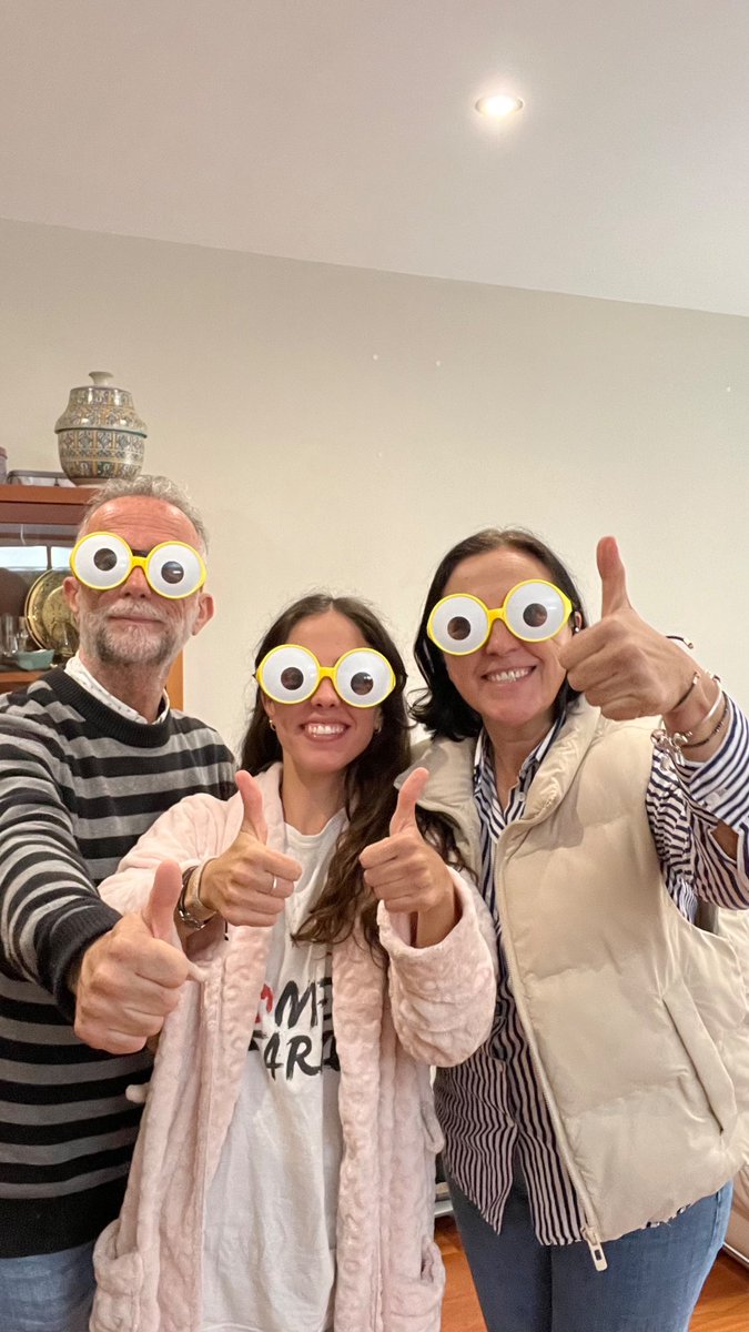 TITIRITIRIIIIUU Oficialmente R1 oftalmo en barceloniiiitaaaa 🥰🥰👁️👁️

Pd: Foto en pijama y bata slaaaaay