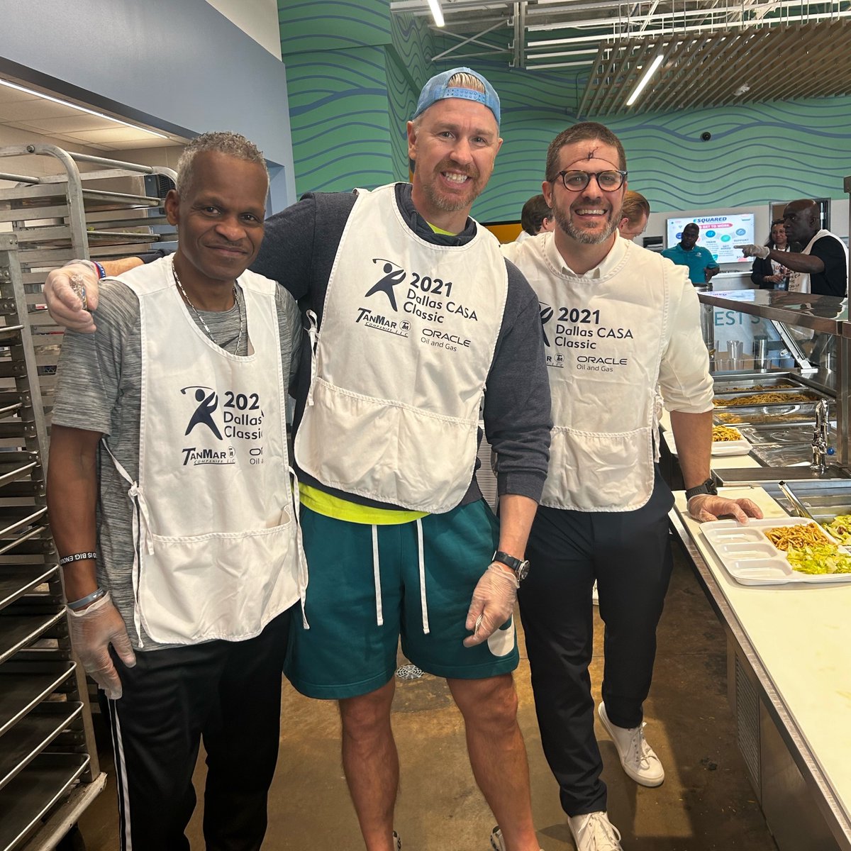 AustinStreetCtr's tweet image. Last week, our No Place Like Home Host Committee gathered to serve meals for the clients at Austin Street Center. We are so thankful for this group&apos;s dedication to #HelpThemHome! Secure your tickets and sponsorships to #NPLH here: bit.ly/3J1GoF2