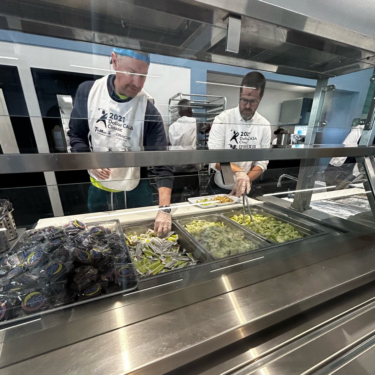 AustinStreetCtr's tweet image. Last week, our No Place Like Home Host Committee gathered to serve meals for the clients at Austin Street Center. We are so thankful for this group&apos;s dedication to #HelpThemHome! Secure your tickets and sponsorships to #NPLH here: bit.ly/3J1GoF2