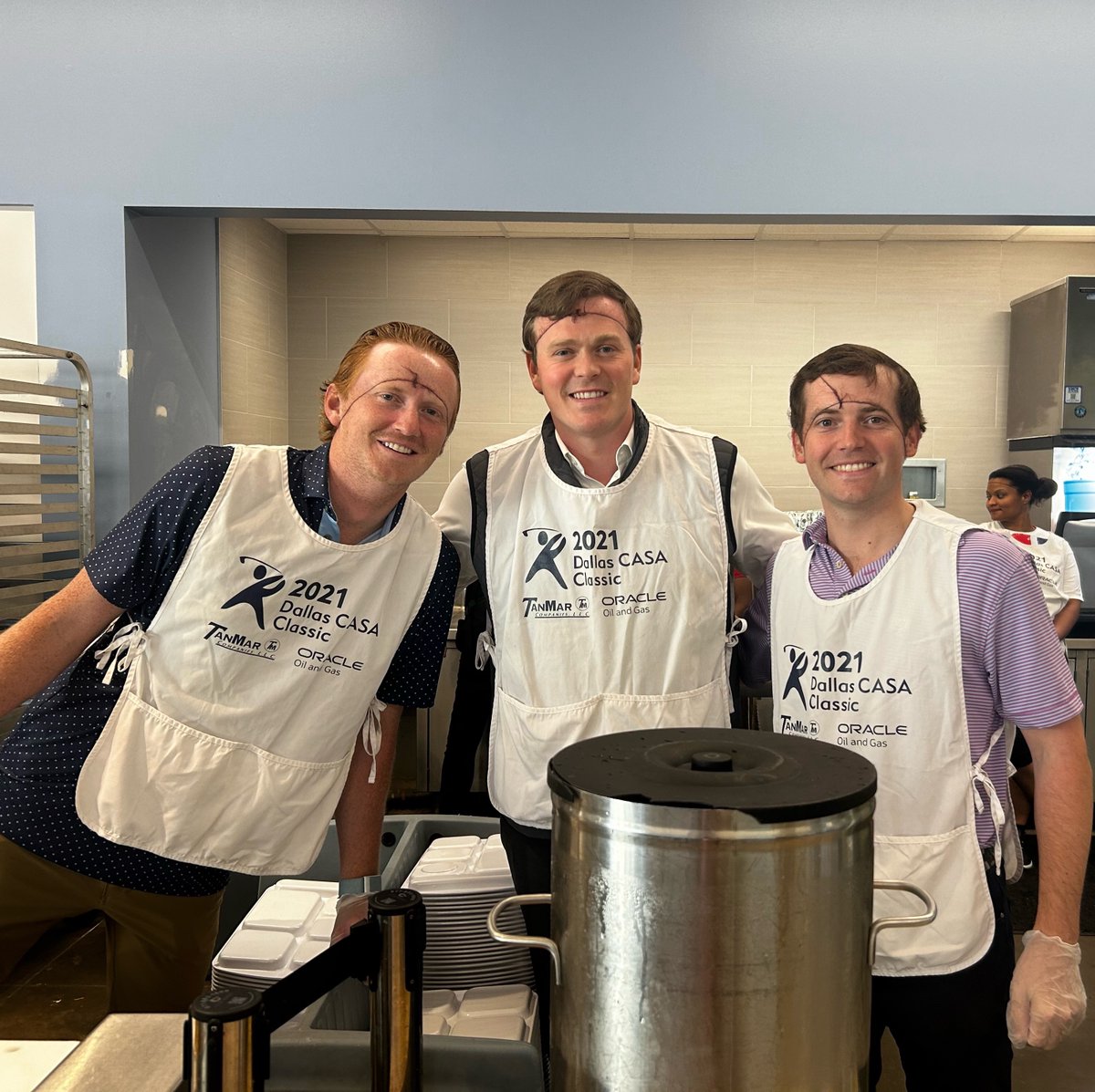 AustinStreetCtr's tweet image. Last week, our No Place Like Home Host Committee gathered to serve meals for the clients at Austin Street Center. We are so thankful for this group&apos;s dedication to #HelpThemHome! Secure your tickets and sponsorships to #NPLH here: bit.ly/3J1GoF2