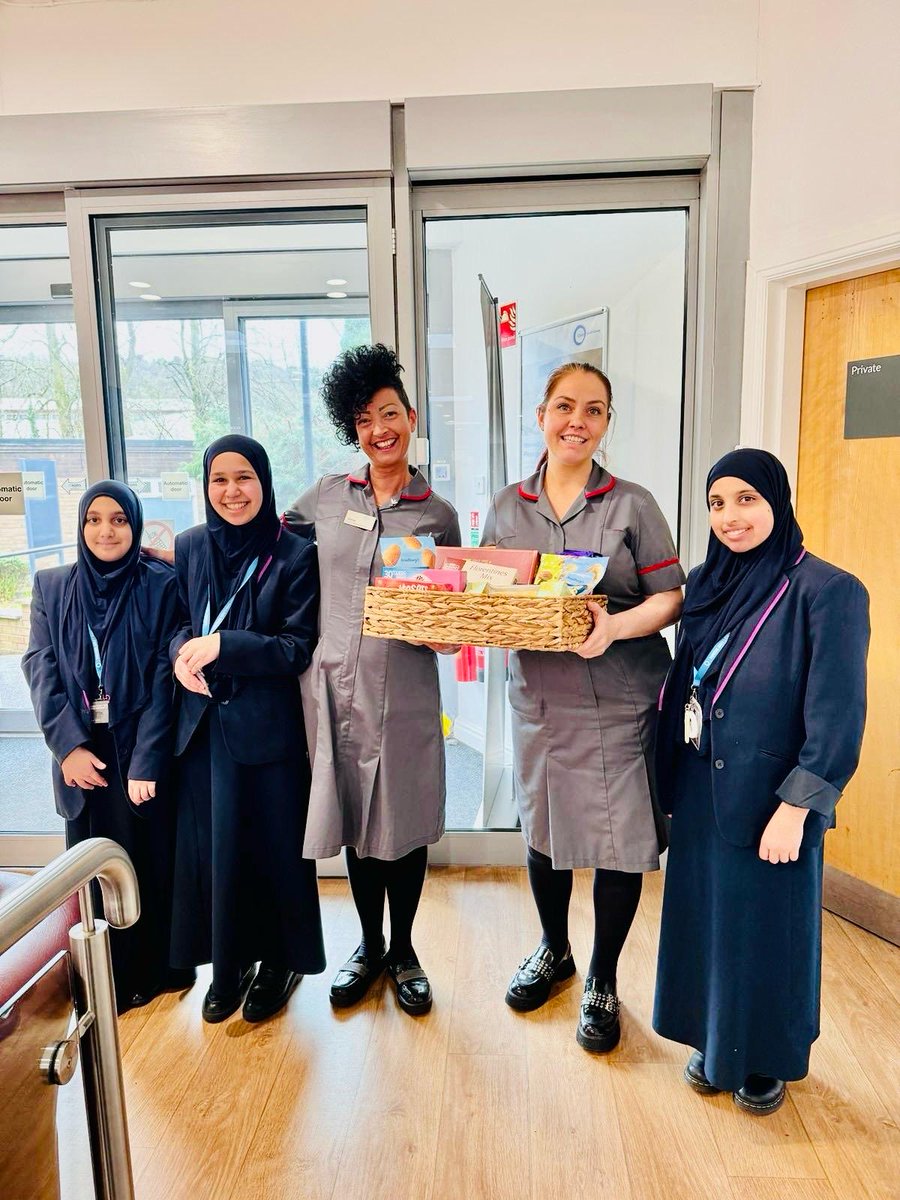 Y7s @Tauheedulgirls deliver gifts to our neighbours @BeardwoodHospital for our #RamadhaanGiftProgramme #WeAreStar #happiness #service #respect #sharing #kindness