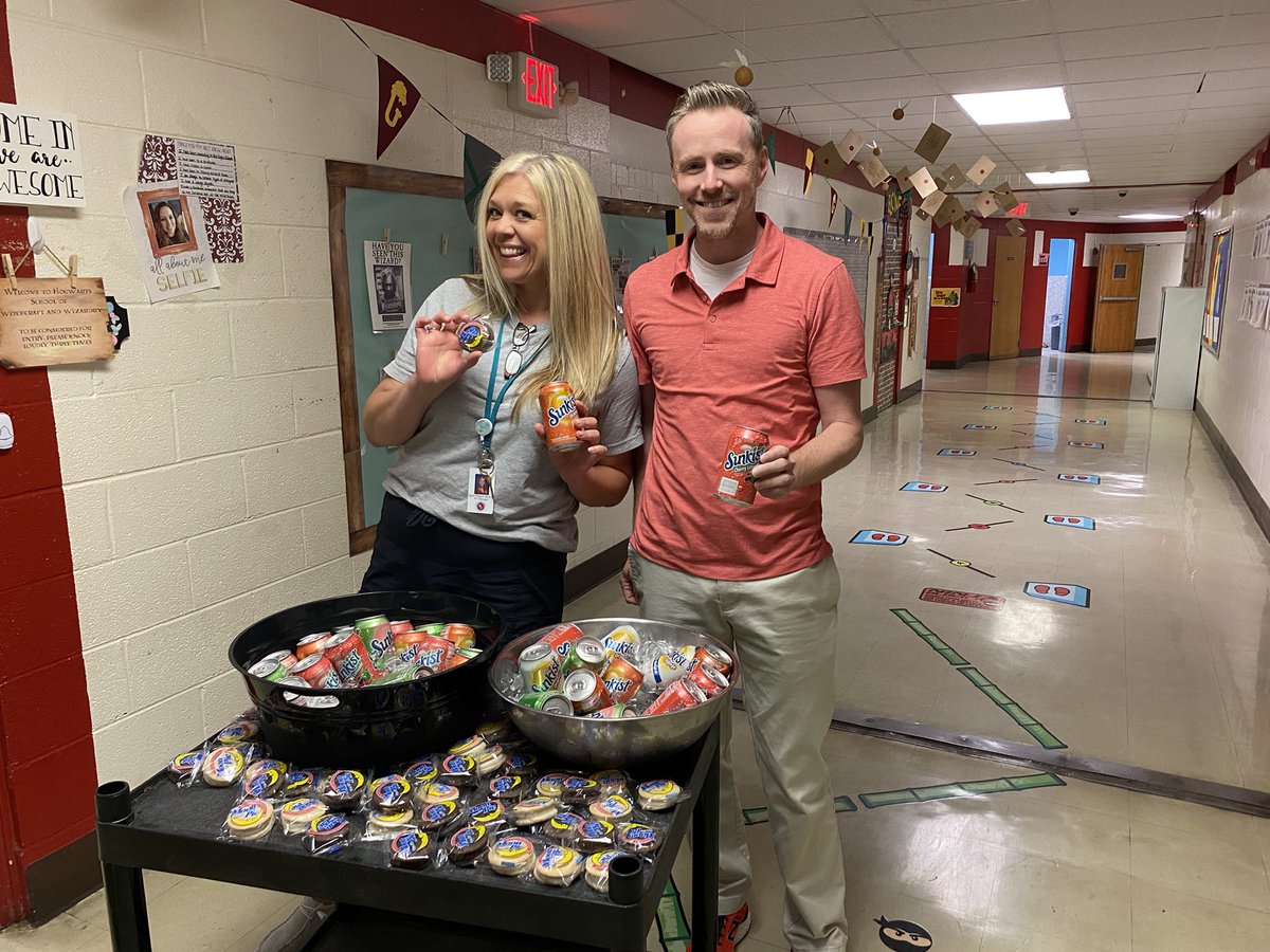 We want you to have the SUN and the MOON today! #asunnystaff <a href="/Desbears/">Dickson Elementary</a> <a href="/DCS_TN/">Dickson Co Schools</a>