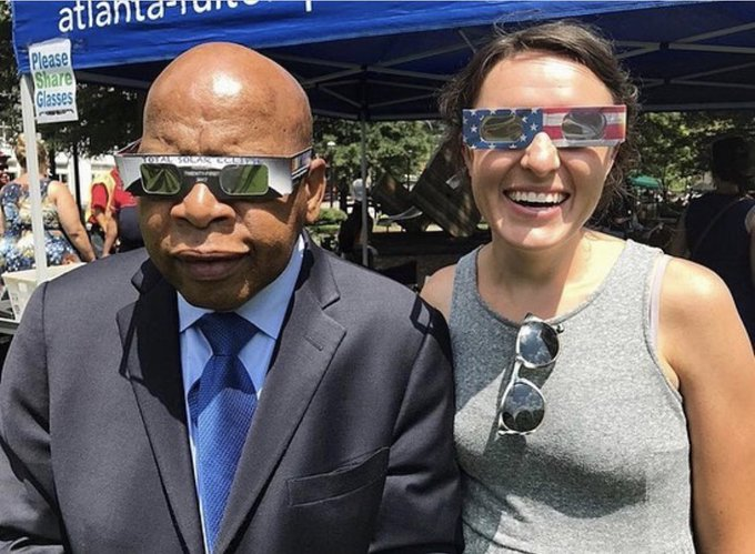 johnlewisorgs's tweet image. 4/x @heathermluyk, we&apos;re glad you asked #JohnLewis to put on the glasses for this picture during #SolarEclipse2017. We don&apos;t think it&apos;s goofy at all. 😎

#SolarEclipse2024
#ProtectYourEyes