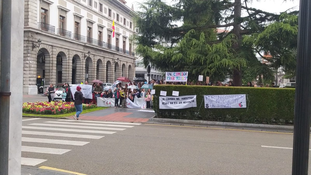 Güei tuvimos na concentración de les families del CP José Bernardo de Llangréu na que pidíen una solución al preciu inasumible del serviciu de comedor 🍎
La rempuesta de la Conseyería d'Educación foi negativa, polo que van tener que siguir en llucha.