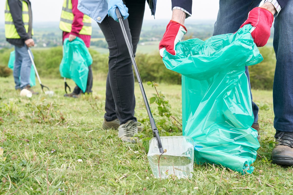 Join us for a #litterpick in Elgar Avenue this Wednesday (10 April) at 10am-12pm 🗑️🚶 We will have bags and gloves for all! Join us for coffee at @BGCC_Official afterwards and chat to our CEPO Team. Email communityservices@malvernhills.gov.uk to get in touch! @PlatformHousing