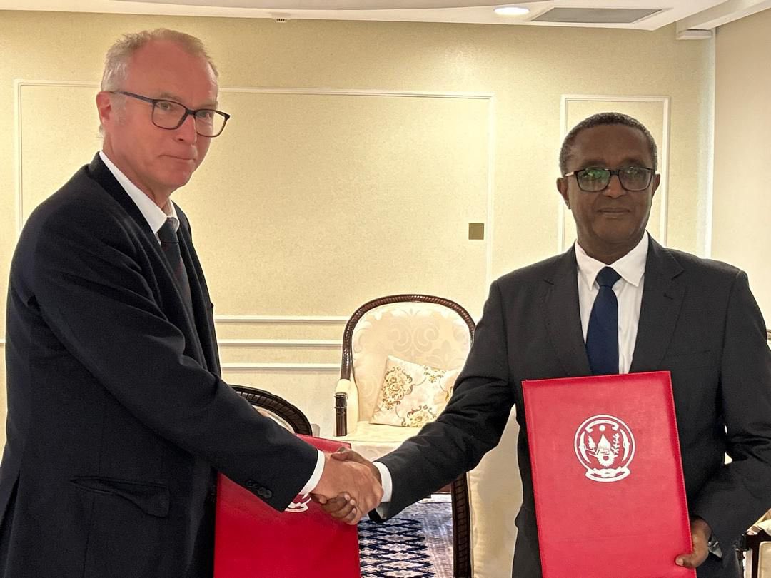 Ticking off another box on the roadmap for strengthening bilateral relations between🇨🇭and 🇷🇼 : signature today with Foreign Minister @Vbiruta of an MoU on performance of remunerated activities by accompanying persons of members of diplomatic missions ✅