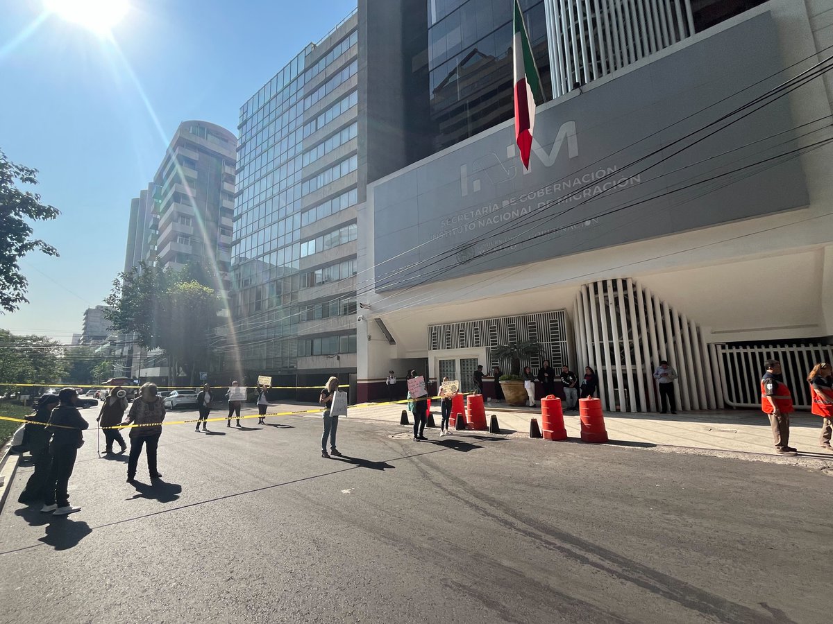 AztecaNoticias's tweet image. #AlertaVialFIA | Un aproximado de 40 vecinos de diferentes colonias de la Gustavo A. Madero, #bloquean avenida Homero y Blas Pascal, en Polanco.

Al exterior de la #INAMI, exigen que #migrantes centroamericanos que viven en las calles, sean reubicados.

aztecanoticias.info/4asOzsI