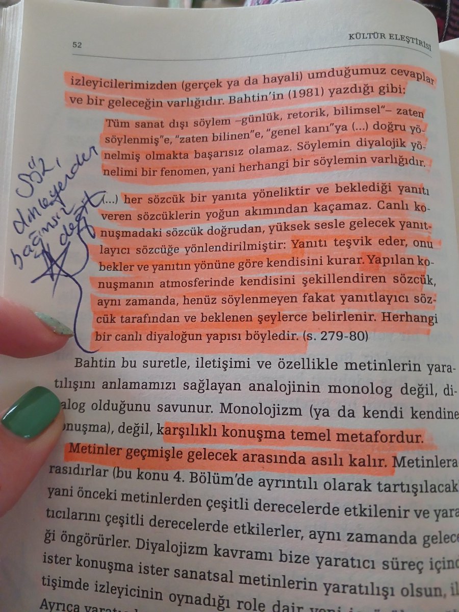 Diyalojik kuramcı Bahtin'den müthiş bir alıntı paylaşıyorum: "Her sözcük bir yanıta yöneliktir ve beklediği yanıtı veren sözcüklerin yoğun akımından kaçamaz." 
Ve ekliyorum:
Kendi kendimize konuşurken bile bu böyledir. Sözlerimiz salt bizden ötürü ya da bize dair değildir.