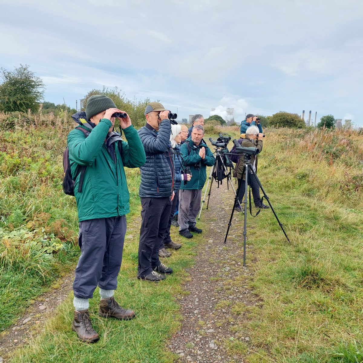 New to birding, or just want to learn a bit more about both species ID and the fascinating lives of some of our resident and migrant bird species from a birding expert? Come and join one of our guided bird identification walks! Check out: the-soc.org.uk/pages/events #birding #soc