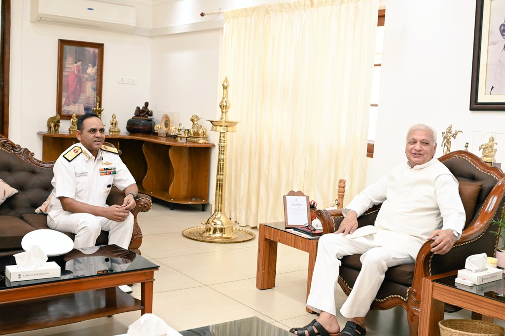 VAdm V Srinivas #FOCINC #SNC called on Hon'ble Governor of Kerala, Shri Arif Mohammed Khan on #08Apr 24 and briefed on key maritime issues, #coastalsecurity & various initiatives of #IndianNavy towards commitment to #AatmaNirbharta. @KeralaGovernor @indiannavy