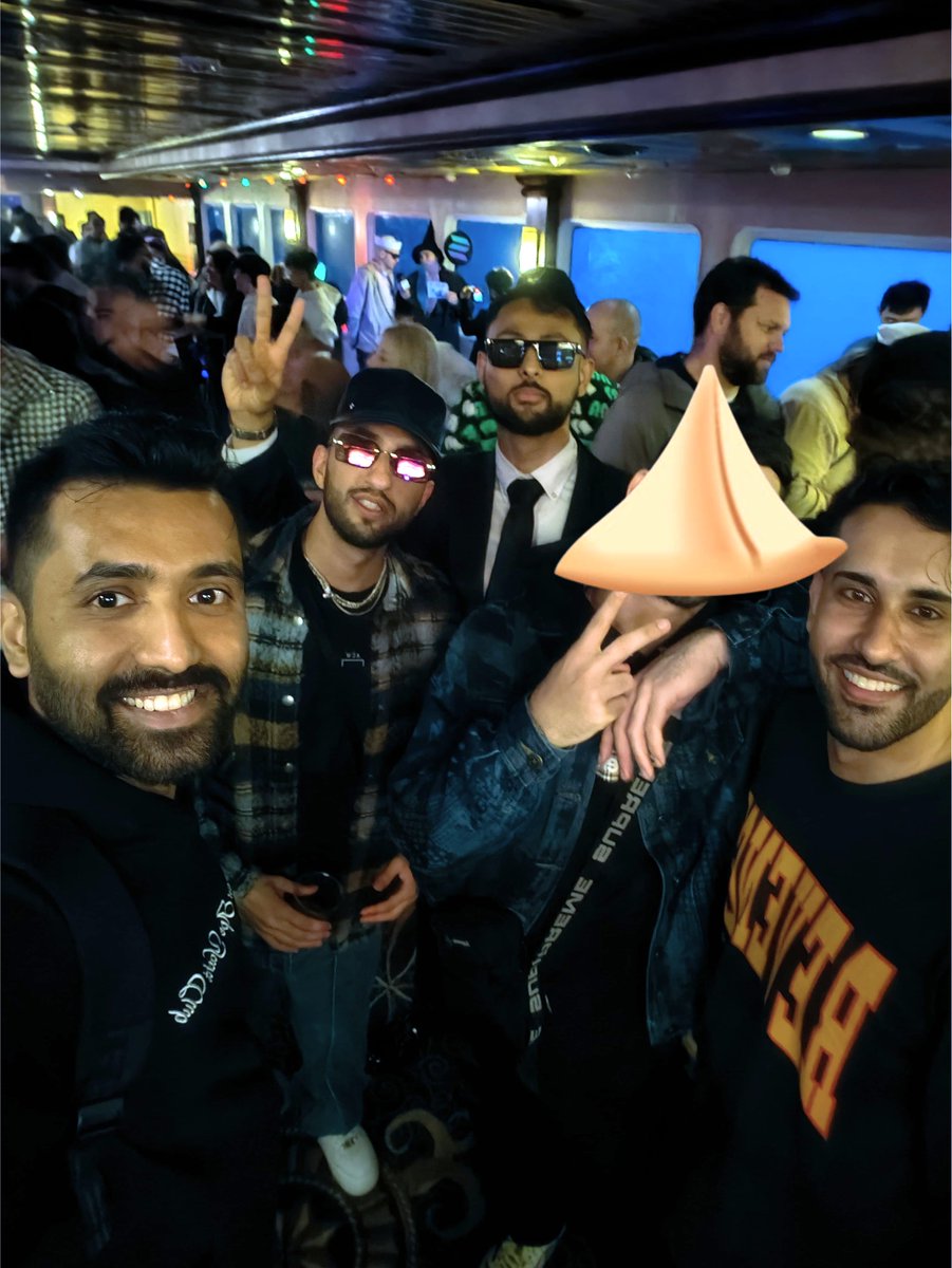 BrownDAO meetup in NYC was lit at the @MagicEden yacht party! One mfer gets the Samosa though.