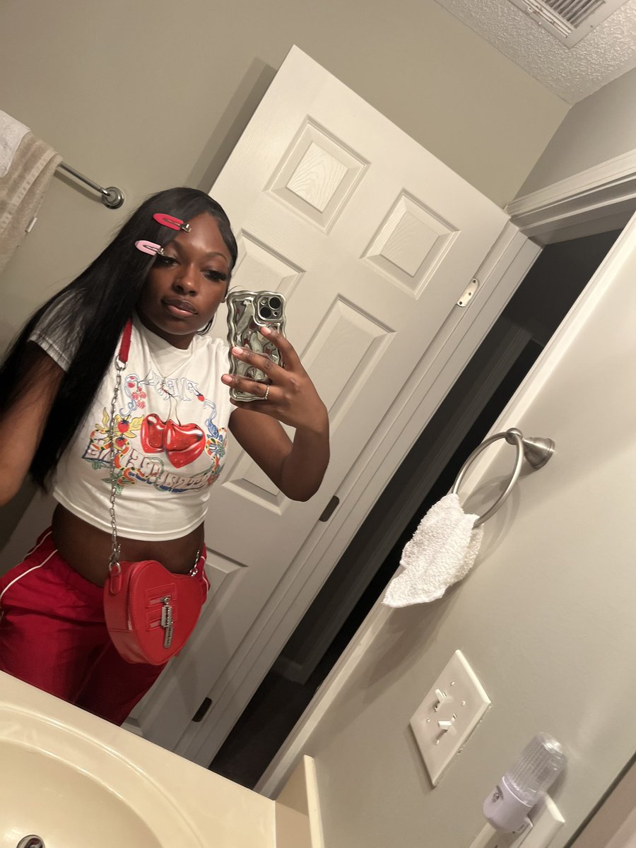 basicallynya's tweet photo. what sexyred say https://t.co/2qhXFxgxKn