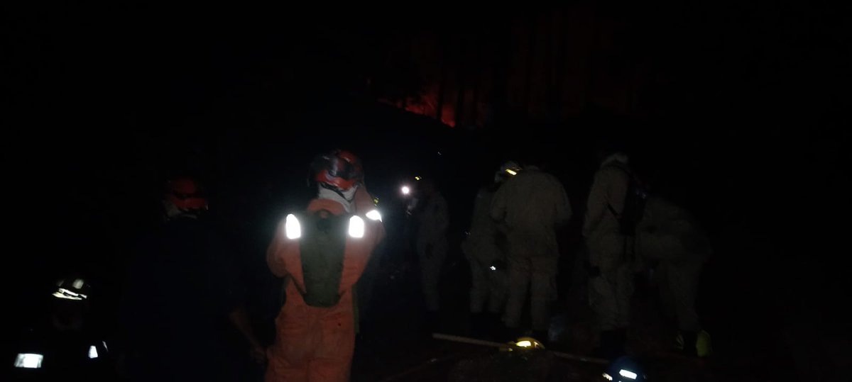 CopecoHonduras1's tweet photo. 📍En Santa Lucía, FM
Nuestros héroes brigadistas de la #URI, @Bomberoshn y @FFAAHN y alcaldía de Santa Lucía, continúan desde anoche combatiendo incendio forestal en Cerro Azul el Chimbo, #PorUnaHodurasLibreDeIncendiosForestales, #CONAPROFOR. https://t.co/t8CXUeXvJ4