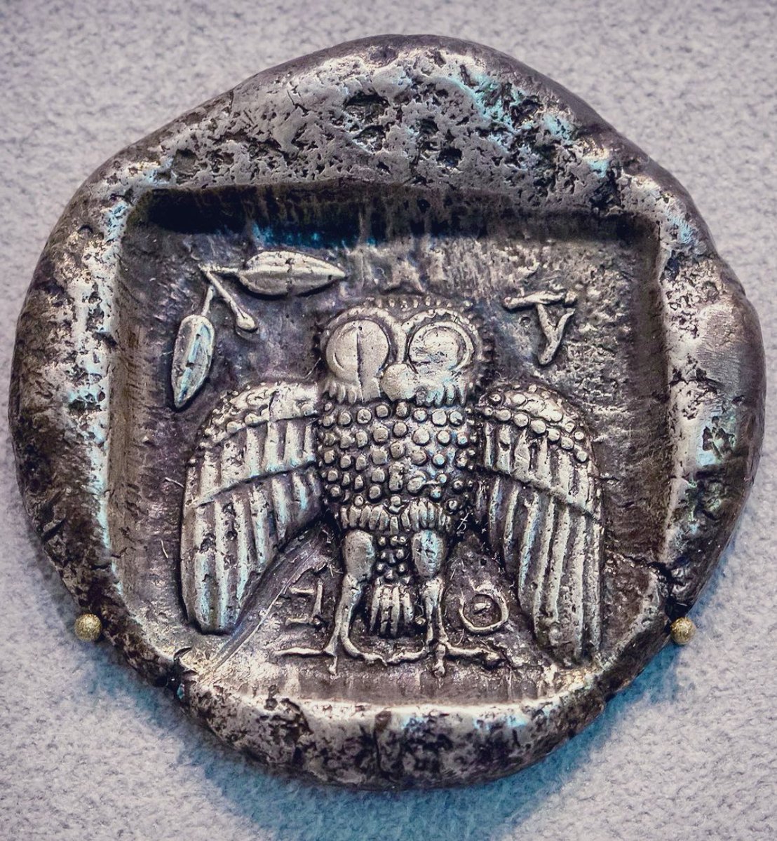 Owl of Athena! 🦉❤️ Rare Athenian silver decadrachm (coin), c. 467 BC. Münzkabinett der Staatlichen Museum, Berlin ikmk.smb.museum/object?lang=en… Photo ArchaiOptix More: coinweek.com/the-dekadrachm… #Archaeology