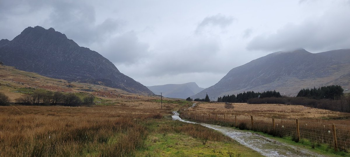 Day 19 of @SlowWaysUK Great Britain Trail. Stunning section of the slate trail from Betws-y-Coed to Ogwen Cottage! A riverside walk to Ty Hyll (great scones), followed by breathtaking mountain scenery in the Ogwen Valley. @eryrinpa @snowdoniaslate1 #hikingadventures #getoutside
