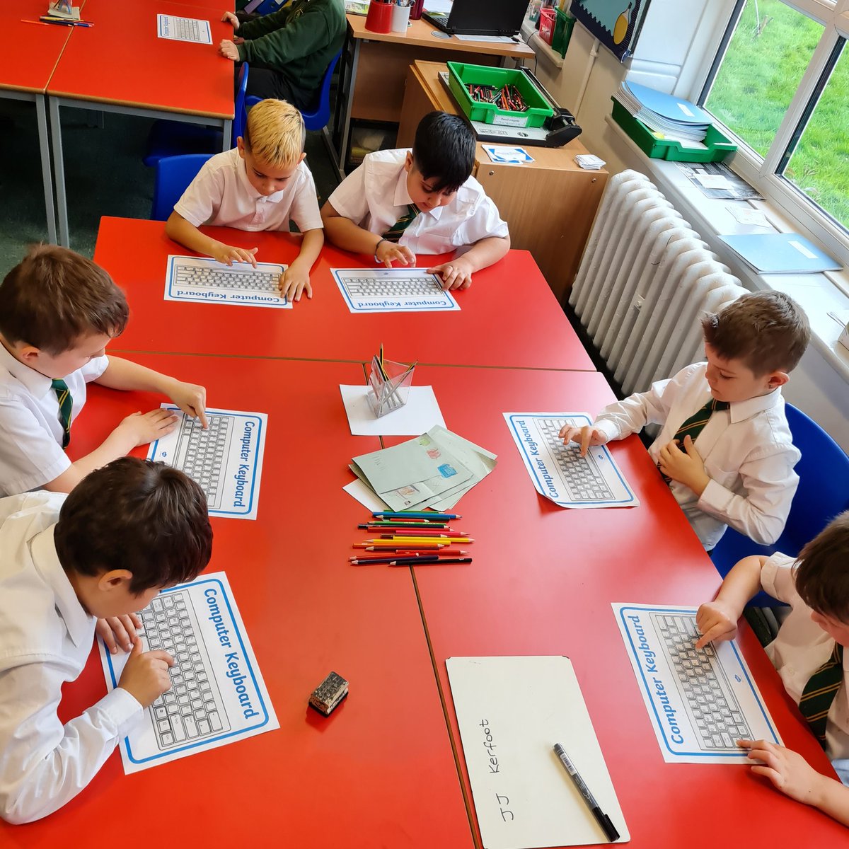 firsprimarysale's tweet image. #Y2Walnut used keyboards to become familiar with where the keys are positioned. We found the home row and even completed some speedy typing challenges. Phew, lots of #Resilience needed!