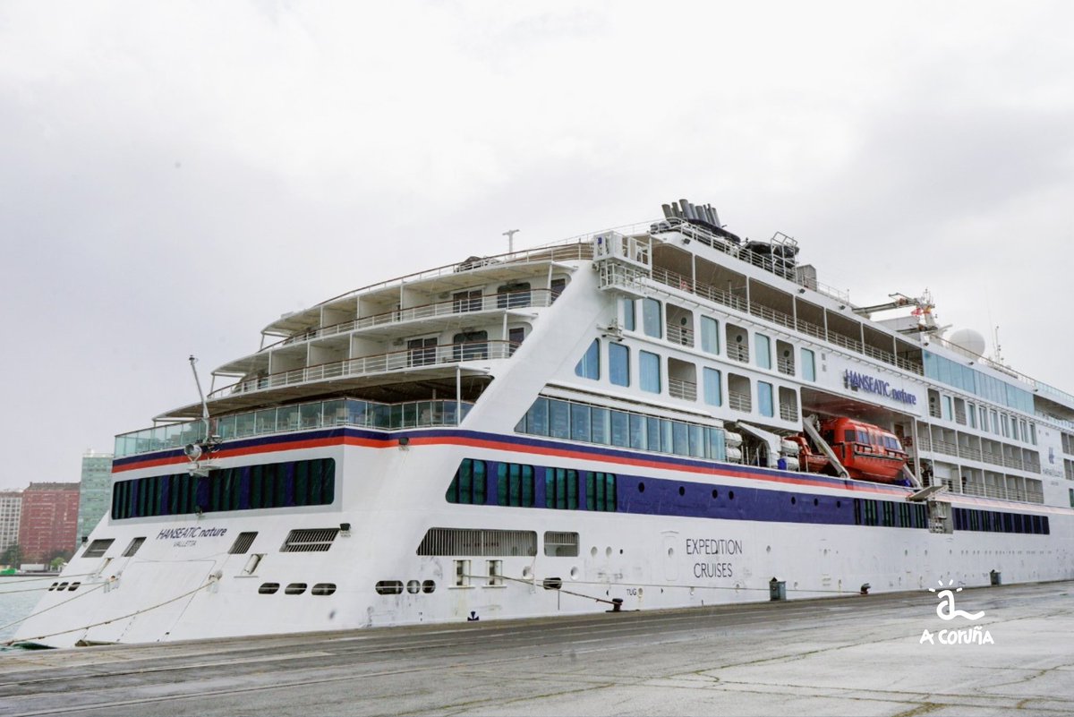 ⚓ Próxima parada: la ciudad de cristal. El Hanseatic Nature, con 230 personas, adelantó su visita un día e hizo parada en A Coruña. ¡Bienvenidos! #VisitCoruna #CulturadeVivir