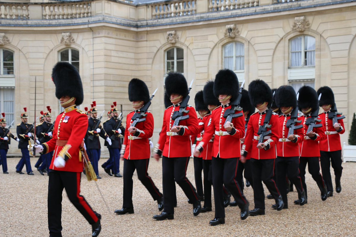 🇫🇷🤝🇬🇧 C’est un grand plaisir de célébrer le 120e anniversaire de l’#EntenteCordiale ici à Paris avec @EmmanuelMacron et @coldstreamgds au Palais de l’Élysée. Ensemble, nous rendons hommage à notre amitié avec cette relève de la garde inédite💂