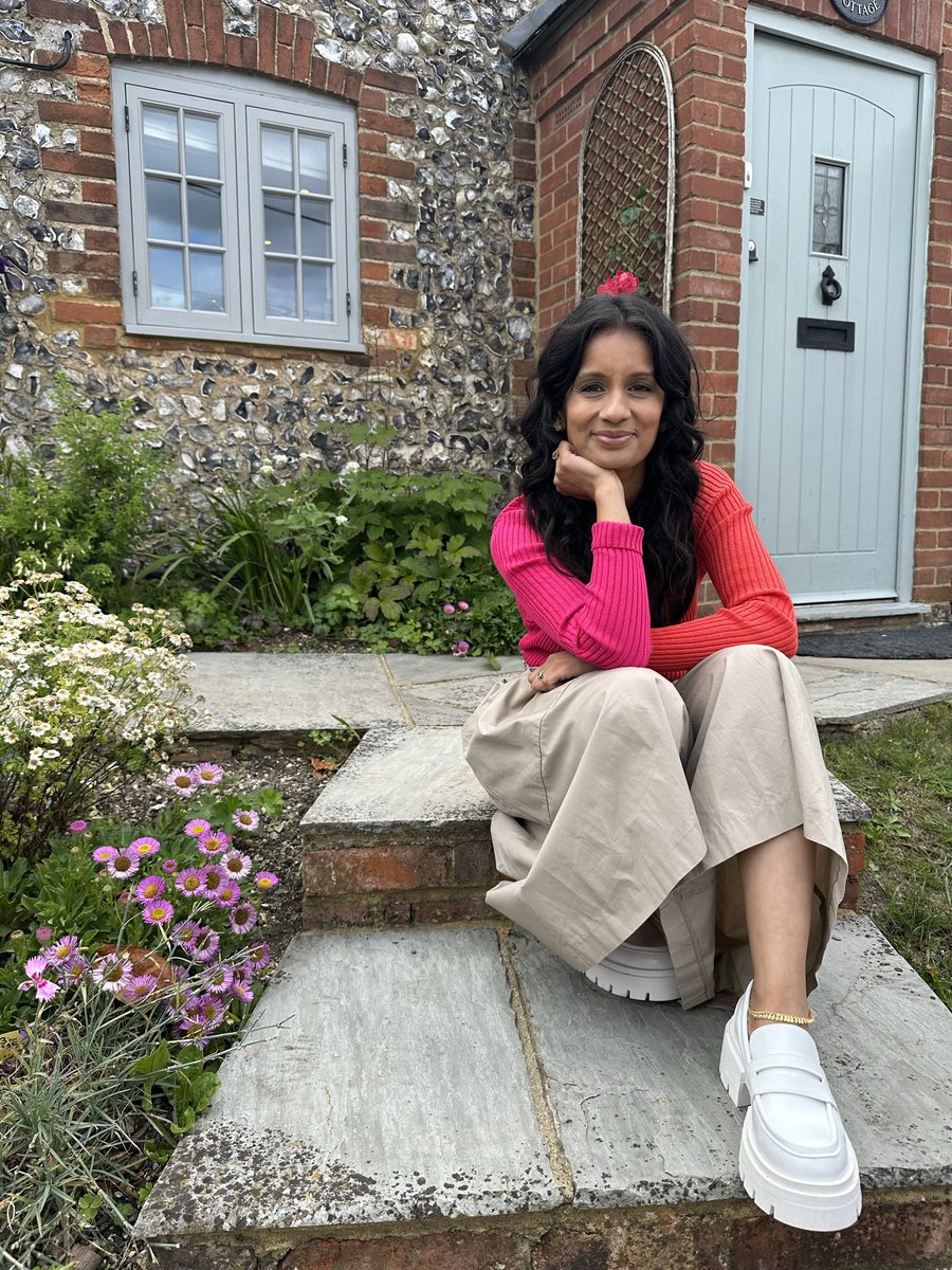 📺 See you later on @bbcone 🩷🧡 #EscapetotheCountry