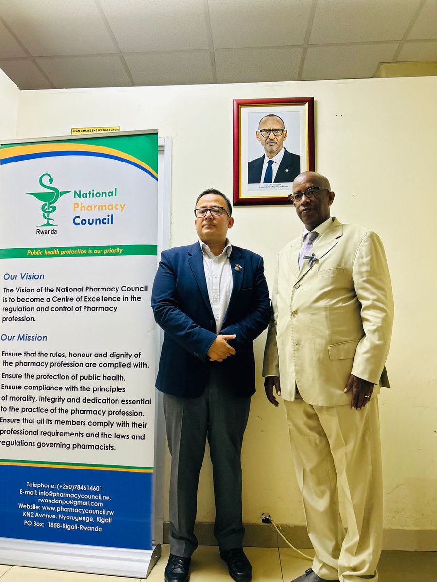 Today, DCG(Rtd) Stanley NSABIMANA, our Chairperson, hosted Mr. Prajwal Jung Pandey, Chairman of the Nepal Pharmacy Council & Honorary Consul of the @RwandaGov to Kathmandu, Nepal. They agreed to enhance collaboration, including harmonizing and mutually recognizing both Councils.