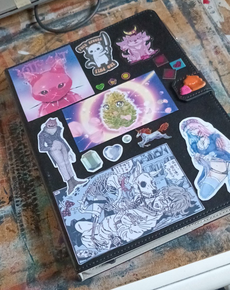 CritterFaelien's tweet photo. Where the art happens~ 
Yes, i have the habit to put stickers on pretty much everything ✨
#digitalartist #drawingtablet #stickermaniac https://t.co/4AVaHTHGjY