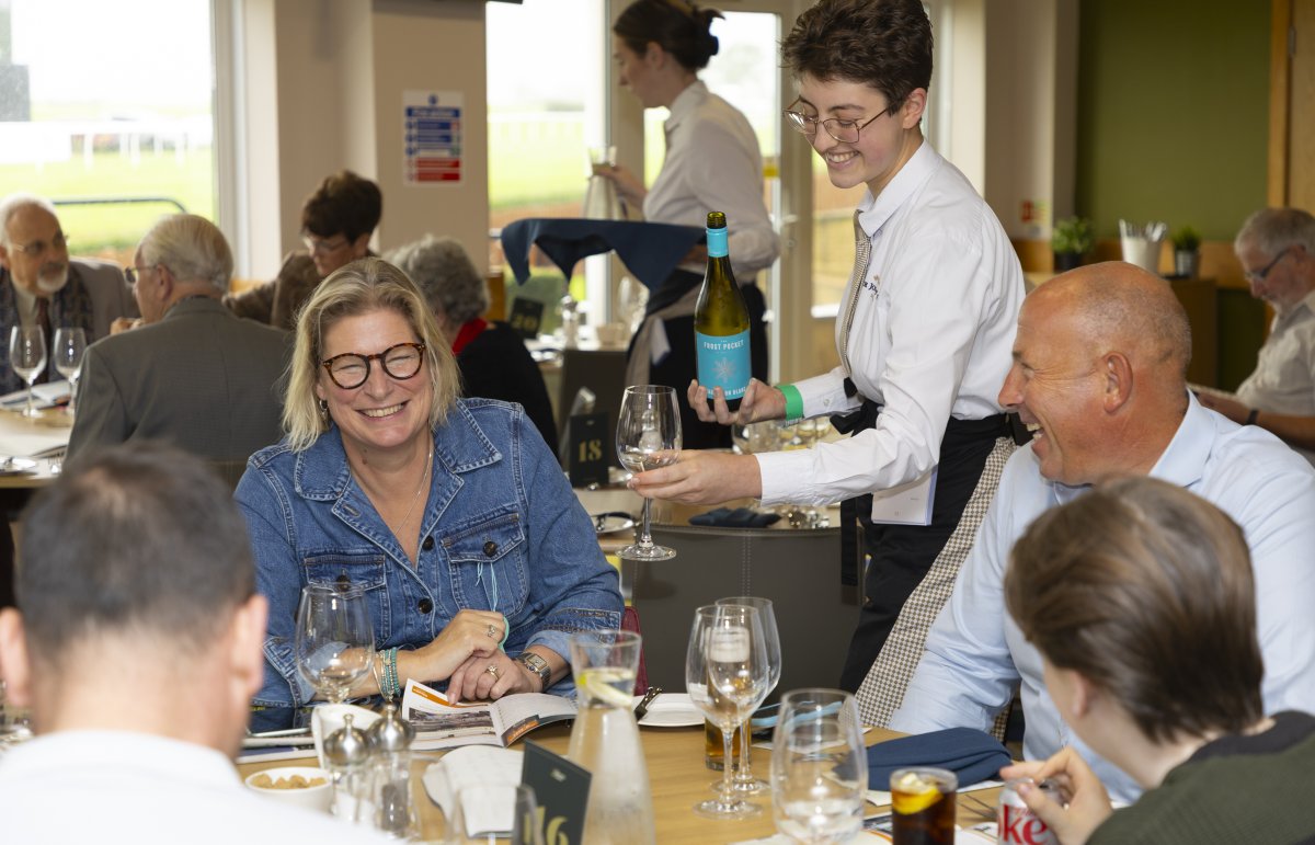 Last minute hospitality availability for TODAY! 🍾Our fantastic restaurant will be taking walk-ins 🙌 Head to the racecourse office to find out more 😀