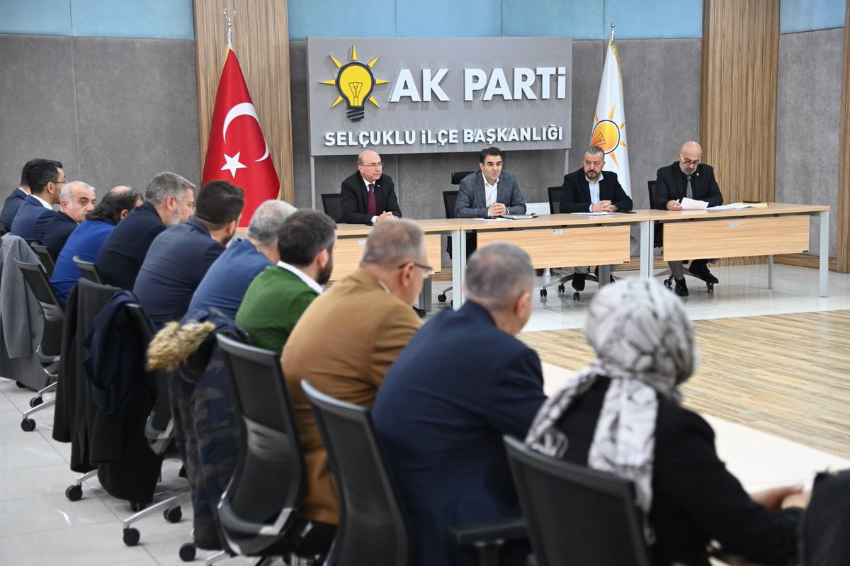 AK Parti Selçuklu İlçe Başkanımız ve Meclis Üyelerimizle bir araya gelerek yeni dönemin ilk grup toplantısını gerçekleştirdik. Toplantımızın hayırlara vesile olmasını temenni ediyorum. @AsimCeyhan42 @akpartiselcuklu 📌 AK Parti Selçuklu İlçe Başkanlığı