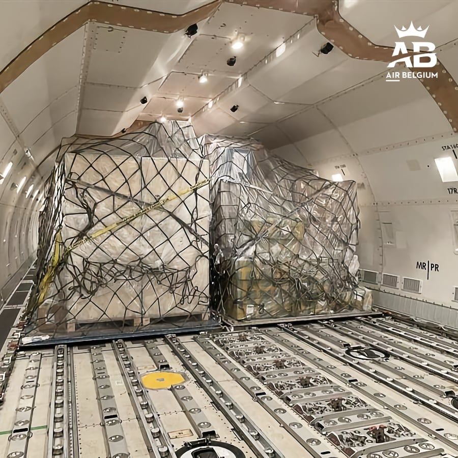 Airbelgium's tweet photo. Weight and balance checked ✅ Cargo loading in progress, ready for the next flight ✈️
➡️ More info on our cargo solutions on https://t.co/Z5pra2U3aE 📦

#AirBelgium #FlyBelgianClass #CargoFlight https://t.co/jhT8NlnYwl