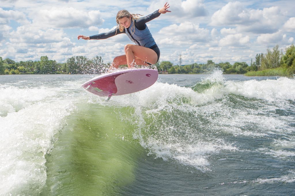 Surfs up! 🌊  🏄‍♀️
Take back to last summer with Emilia Whitehouse jumping into action!
...
📸 Mich Rowley
... 
<a href="/WakeboardUK/">wakeboarduk</a> <a href="/bwswhq/">BWSW</a> 
#ukwake #WakeboardUK #bwsw 
#wakeboarding #wakeboard #snowboarding #onthewater #wakesurfing #TeamGB