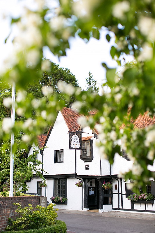 Perfect way to start the week by giving a shout out to The Olde Bell in #Berkshire who are featuring with @pinkvenues for the 6th year running! Find out more & download their #wedding brochure here: bit.ly/2XKG0Ew #gayfriendly #weddingvenue #LGBTQ #LGBT #weddings
