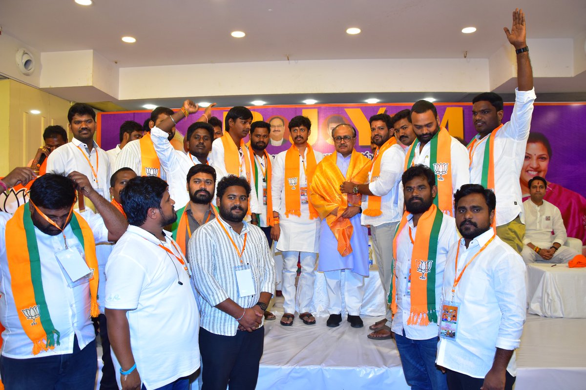 BJYM district presidents and general secretaries have felicitated the erudite and the articulate Shree @SidharthNSingh ji on the occasion of the BJYM Andhra Pradesh State Executive Meeting. #BJYM4Andhra