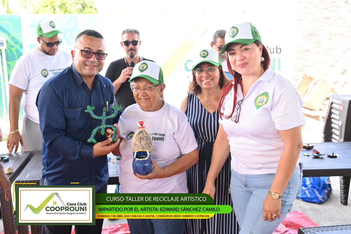 Poniendo la Artesanía y a @RDPorLoAlto, concluyó con evidentes éxitos el Curso Taller de Reciclaje Artístico, impartido por el refutado artista, Edward Sánchez Camilo, en la Casa Club COOPROUNI. @Aurelkys @rosemarysantan2 @marienaristy @karinaMendezSe1 @MaryFerLoveC @TurismoRD