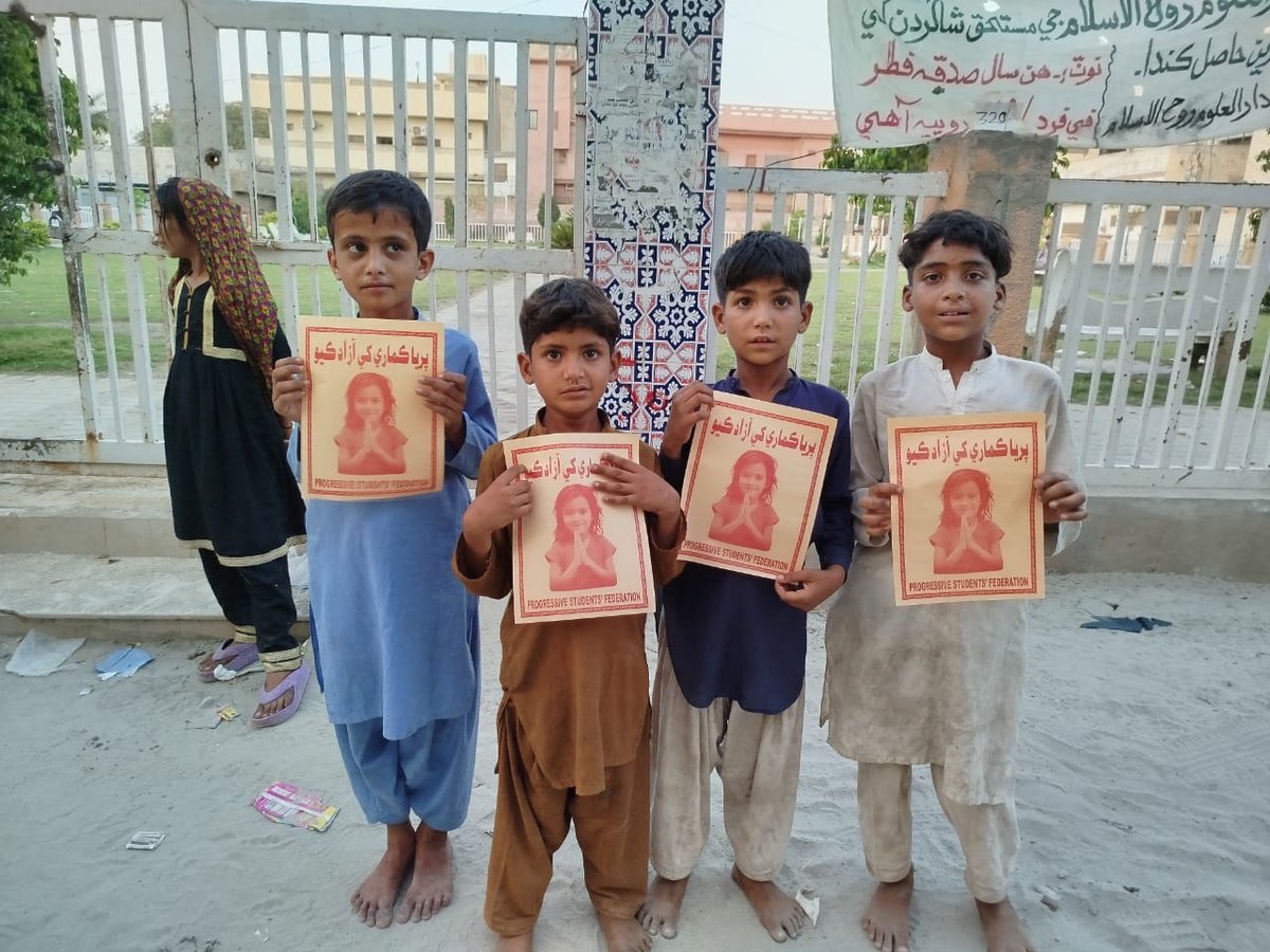 ChannaSanjha's tweet photo. اس عمر کے بچوں کی گھروں، گلیوں میں کلھکاڑیاں گونجتی ہیں، پر اب صرف احتجاج کے نعروں کی آوازیں گونجتی ہیں۔ اپنا بچپن مانگتے پھر رہیں ہیں، اپنی جیسی ایک معصوم ساتھی کی آزدی مانگ رہیں ہیں۔
#BringBackPriyaKumari https://t.co/lX2WkPHNrR