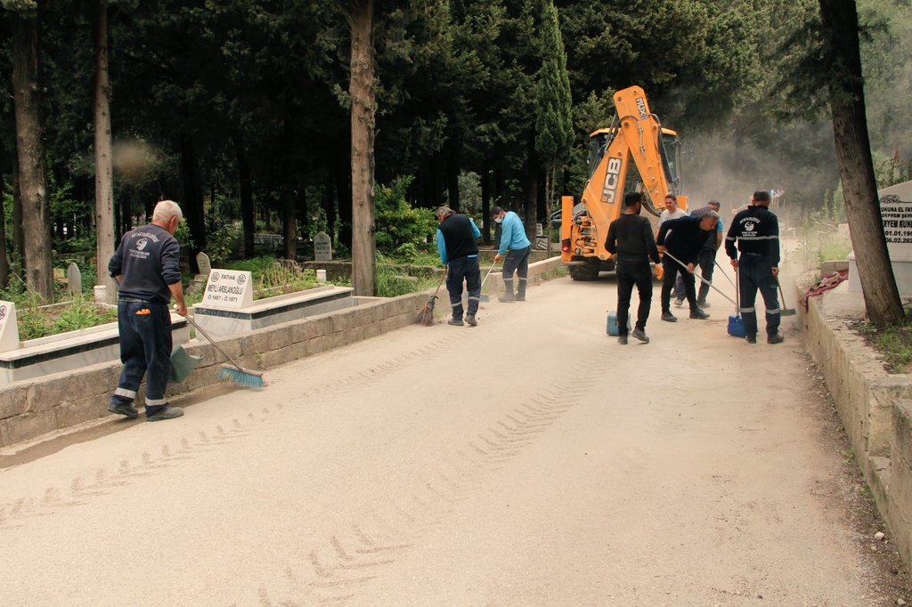 AntakyaBld's tweet photo. 💫Artık sen ben yok, biz varız, Hatay var.

 Mezarlıklarda ekiplerimiz bayram öncesi kapsamlı temizlik çalışmaları gerçekleştiriyor. 
Hemşehrilerimizin kabir ziyaretlerini huzur içerisinde gerçekleştirmeleri için el birliğiyle çalışıyoruz. https://t.co/zSRD65Yc8O