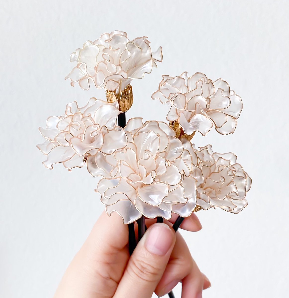 wire_florist_'s tweet photo. 母の日に向けてカーネーションを
ワイヤーと樹脂で制作中です https://t.co/WvhR7RWHBi