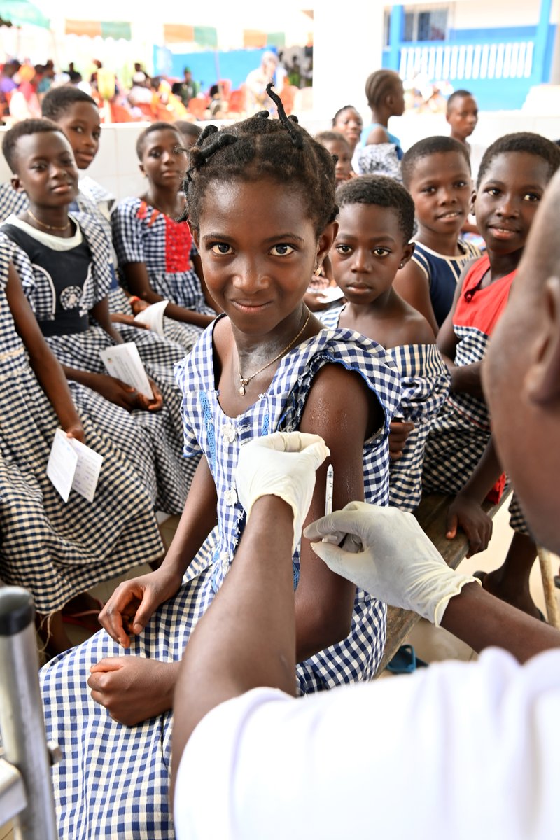 Même pas peur des seringues 🤪 Les filles de 9 à 14 ans se font vacciner gratuitement contre le #HPV pour éviter le cancer du col de l'utérus. 💉 #PourChaqueEnfant, la santé ! #Health