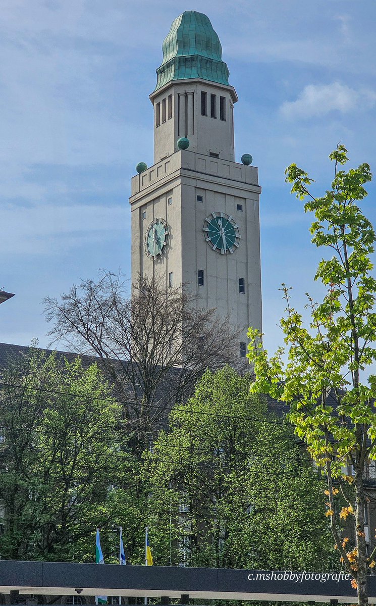 Buer-Rathaus bei schönstem Wetter. Der Frühling lässt grüßen. #mshobbyfotografie #buer #buernrw #rathaus #frühling #blumen #tulpen #busbahnhof #schöneswetter