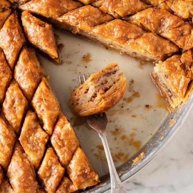 Ev baklavası harikulade bir değerimizdir. Yerden yere vurulması ise bir saçmalık. Ev baklavası sadece tatlı da değildir. Çocukluğumuz, dedemiz, babanemiz, hatıralarımızdır. Bayram sabahı ev baklavası yenir. O kadar el emeğine de ahraz gibi burun kıvrılmaz.