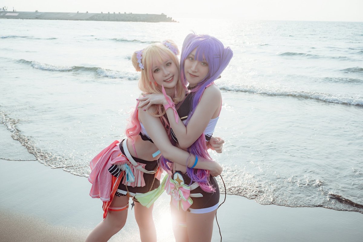 shika0108's tweet photo. 水遊び楽しいね！🏖️

桃鈴ねね：@rabbit_meow_
📷：Chin Sheng Yi

#hololive #ホロライブ #HololiveSummer #cosplay #コスプレ #TOWART #常闇トワ #ねねアルバム #桃鈴ねね #ねねねトワワ https://t.co/QKpDvSqZaP